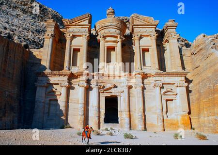 Vue sur le monastère ou ad-Deir sculpté dans la roche, à Petra, en Jordanie. Le monastère de Pétra est le plus grand des magnifiques tombes sculptées Banque D'Images