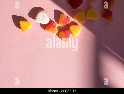 Romantique Saint Valentin concept: Coeur en forme de Candy isolé sur fond rose coloré avec espace pour le texte Banque D'Images