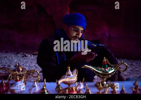 Portrait d'un vendeur de souvenirs bédouins au Trésor, Al Khazneh, la nuit, Petra, Jordanie. Petra est une ville historique et archéologique dans le SO Banque D'Images