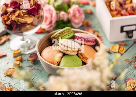 Macarons savoureux colorés dans un bol sur une table, gâteau délicieux français Banque D'Images