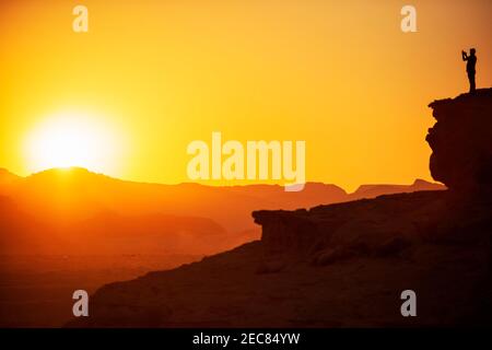 Tourisme a pris des photos sur les sables rouges du désert de Wadi Rum au coucher du soleil, Jordanie Banque D'Images