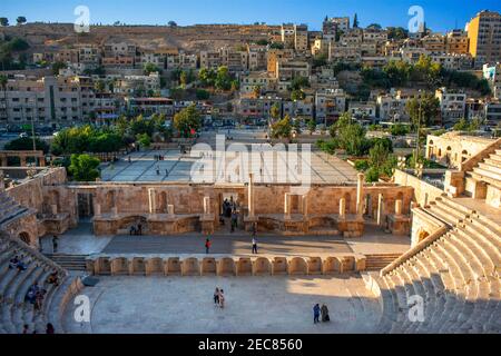 Amphithéâtre romain et vue panoramique sur la capitale Amman, Jordanie, Moyen-Orient, Asie Banque D'Images