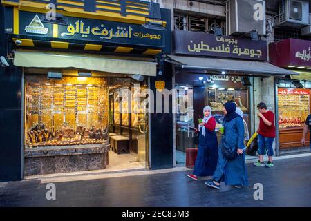 Le souk de l'or dans le centre-ville d'Amman, en Jordanie. Bijoux d'or dans la fenêtre de magasin marché d'or Banque D'Images