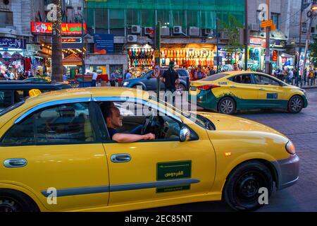 Taxis en soirée, circulation aux heures de pointe, rue Quraysh, Al Rjoum, Amman, Jordanie, Moyen-Orient Banque D'Images