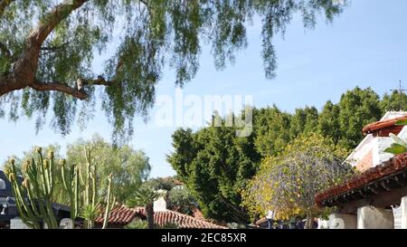 Suburbain de style colonial mexicain, extérieur de maison hispanique, jardin verdoyant, San Diego, Californie États-Unis. Carrelage en terre cuite méditerranéenne en terre cuite Banque D'Images