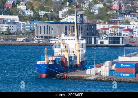 Akureyri Islande - Mai 23. 2018 : navire à conteneurs Lomur dans le port d'Akureyri en Islande Banque D'Images