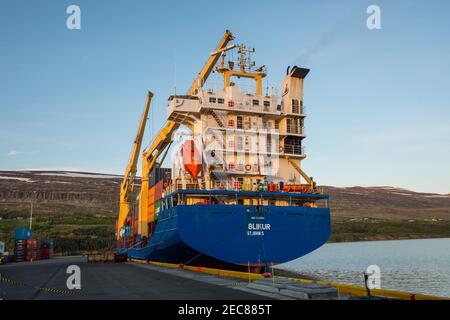 Akureyri Islande - Mai 31. 2018 : navire à conteneurs Lomur dans le port d'Akureyri en Islande Banque D'Images