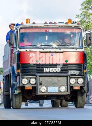 Moyens de transport à Cuba : ancien camion russe, après que le gouvernement communiste ait mis en place des changements économiques, beaucoup sont entrés dans le secteur des transports Banque D'Images