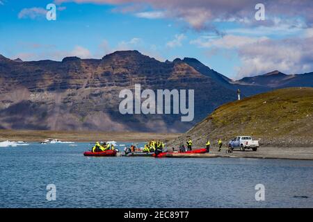 Jokulsarlon Islande - août 18. 2018: Touristes en cours de Zodiac tour au glacier de Jokulsarlon lagon Banque D'Images