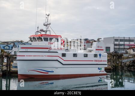 Hafnafjordur Islande - octobre 28. 2018: Nouveau bateau de pêche longiligne dans le port de Hafnafjordur Banque D'Images