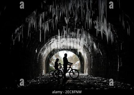 Derbyshire, Royaume-Uni, 13 février 2021. Des centaines de glaces géantes pendent dans le tunnel de Hopton, dans le Derbyshire, après une longue période de temps froid, Peak Destrict, Royaume-Uni. Crédit : Jon Super/Alay Live News. Banque D'Images