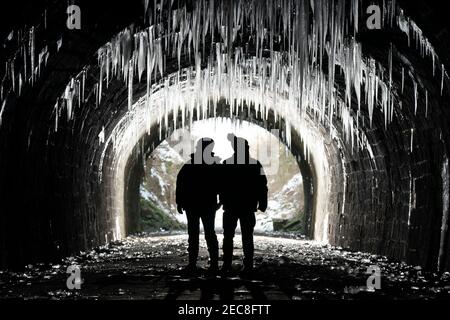 Derbyshire, Royaume-Uni, 13 février 2021. Des centaines de glaces géantes pendent dans le tunnel de Hopton, dans le Derbyshire, après une longue période de temps froid, Peak Destrict, Royaume-Uni. Crédit : Jon Super/Alay Live News. Banque D'Images