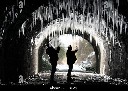Derbyshire, Royaume-Uni, 13 février 2021. Des centaines de glaces géantes pendent dans le tunnel de Hopton, dans le Derbyshire, après une longue période de temps froid, Peak Destrict, Royaume-Uni. Crédit : Jon Super/Alay Live News. Banque D'Images