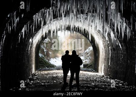 Derbyshire, Royaume-Uni, 13 février 2021. Des centaines de glaces géantes pendent dans le tunnel de Hopton, dans le Derbyshire, après une longue période de temps froid, Peak Destrict, Royaume-Uni. Crédit : Jon Super/Alay Live News. Banque D'Images