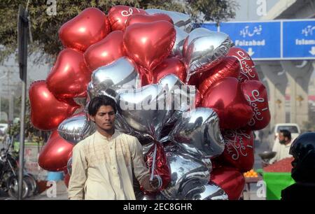 Des ballons en forme de coeur se vendent à l'occasion de la Saint-Valentin à venir, situé sur la route Muree à Rawalpindi le samedi 13 février 2021. Banque D'Images