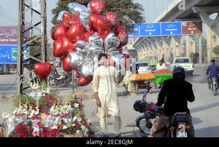 Des ballons en forme de coeur se vendent à l'occasion de la Saint-Valentin à venir, situé sur la route Muree à Rawalpindi le samedi 13 février 2021. Banque D'Images