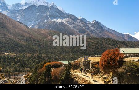 Dingboche, Népal - octobre 2018: Automne dans les montagnes, beau paysage dans l'Himalaya, trekking à l'Everest base Camp, sommets enneigés, touristes Banque D'Images