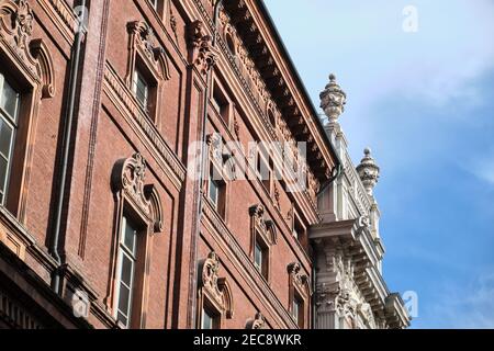 Capitales de marbre sur la façade Art Nouveau d'un rouge palais en brique Banque D'Images