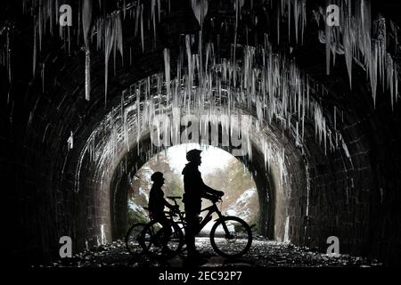 Derbyshire, Royaume-Uni, 13 février 2021. Des centaines de glaces géantes pendent dans le tunnel de Hopton, dans le Derbyshire, après une longue période de temps froid, Peak Destrict, Royaume-Uni. Crédit : Jon Super/Alay Live News. Banque D'Images