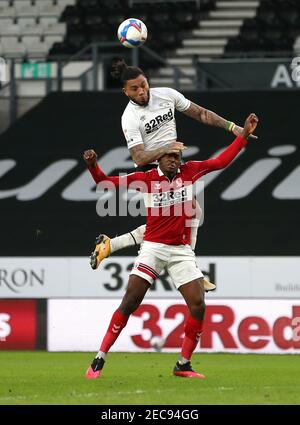 Colin Kazim-Richards du comté de Derby (à gauche) et Anfernee Dijksteel de Middlesbrough se battent pour le ballon lors du match de championnat Sky Bet au stade Pride Park, Derby. Date de la photo: Samedi 13 février 2021. Banque D'Images