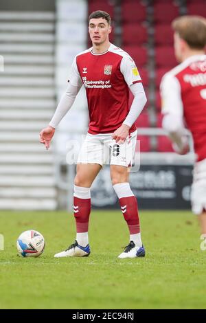 NORTHAMPTON, ANGLETERRE ; 13 FÉVRIER ; Lloyd Jones de Northampton Town pendant la deuxième moitié de la Sky Bet League un match entre Northampton Town et Burton Albion au PTS Academy Stadium, Northampton le samedi 13 février 2021. (Credit: John Cripps | MI News) Credit: MI News & Sport /Alay Live News Banque D'Images