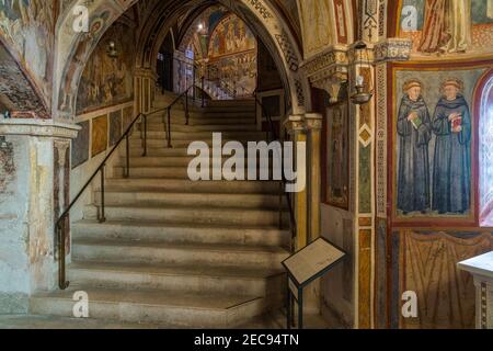 Les magnifiques fresques à l'intérieur du monastère de la grotte Sacrée (Sacro Speco) de Saint Benoît à Subiaco, province de Rome, Latium, Italie. Banque D'Images