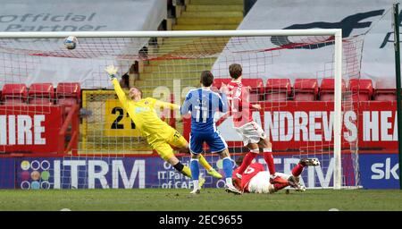 Olly Lee de Gillingham a un coup sauvé par le gardien de but de Charlton Athletic Ben Amos lors du match de la Sky Bet League One à la Valley, Londres. Date de la photo: Samedi 13 février 2021. Banque D'Images