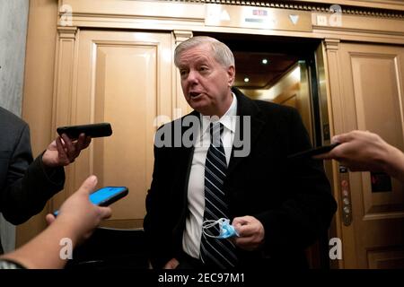 Washington, États-Unis. 13 février 2021. Le sénateur Lindsey Graham, un républicain de Caroline du Sud, au centre, s'adresse aux médias lorsqu'il arrive au Capitole des États-Unis à Washington, DC, aux États-Unis, le samedi 13 février 2021. Le Sénat a approuvé 55-45 une demande visant à envisager de convoquer des témoins dans le deuxième procès de destitution de Donald Trump, une mesure qui pourrait prolonger le procès qui devait se terminer dans quelques heures. (Photo par Stefani Reynolds/Pool/Sipa USA) crédit: SIPA USA/Alay Live News Banque D'Images