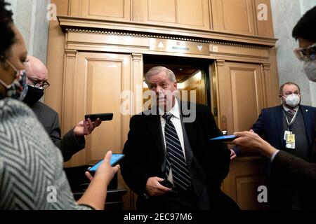 Washington, États-Unis. 13 février 2021. Le sénateur Lindsey Graham, un républicain de Caroline du Sud, au centre, s'adresse aux médias lorsqu'il arrive au Capitole des États-Unis à Washington, DC, aux États-Unis, le samedi 13 février 2021. Le Sénat a approuvé 55-45 une demande visant à envisager de convoquer des témoins dans le deuxième procès de destitution de Donald Trump, une mesure qui pourrait prolonger le procès qui devait se terminer dans quelques heures. (Photo par Stefani Reynolds/Pool/Sipa USA) crédit: SIPA USA/Alay Live News Banque D'Images