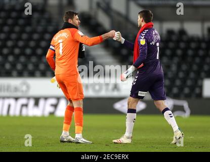 David Marshall, gardien de but du comté de Derby (à gauche), et Marcus Bettinelli, gardien de but du Middlesbrough, butent après le coup de sifflet final lors du match de championnat Sky Bet au stade Pride Park, Derby. Date de la photo: Samedi 13 février 2021. Banque D'Images