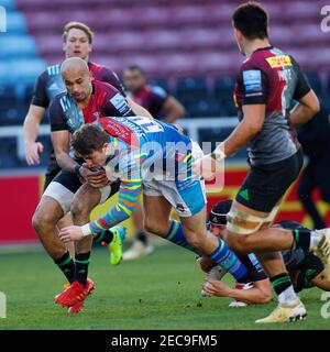 Twickenham Stoop, Londres, Royaume-Uni. 13 février 2021. Anglais Premiership Rugby, Harlequins versus Leicester Tigers; Freddie Steward de Leicester Tigers attaqué aux chevilles par Marcus Smith de Harlequins et tenu dans Attack Credit: Action plus Sports/Alay Live News Banque D'Images