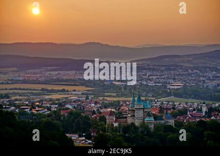 Belle vue aérienne sur le château de Bojnice et la ville de Bojnice dans une lumière douce au lever du soleil Banque D'Images