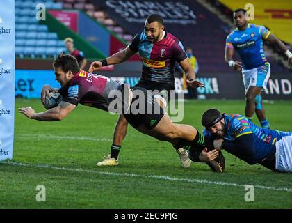 Andre Esterhuizen de Harlequins marque un essai lors du match de la première division de Gallagher au Twickenham Stoop, Londres. Date de la photo: Samedi 13 février 2021. Banque D'Images