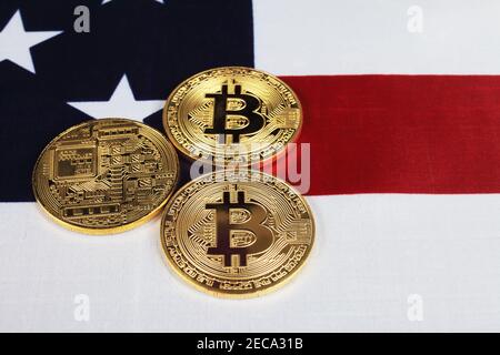 Trois bitcoins sur le drapeau des etats-unis, place pour votre texte, focus sélectif. Banque D'Images