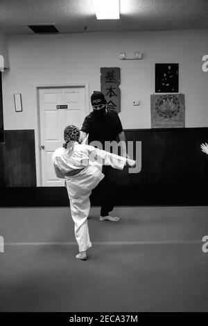 Cette photo d'action est de mon fils et de ses camarades de classe dans une classe de karaté. Karate est un sport physiquement et mentalement stimulant qui renforce l'agilité. Banque D'Images