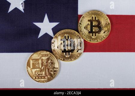 Trois bitcoins sur le drapeau des États-Unis, vue de dessus. Banque D'Images