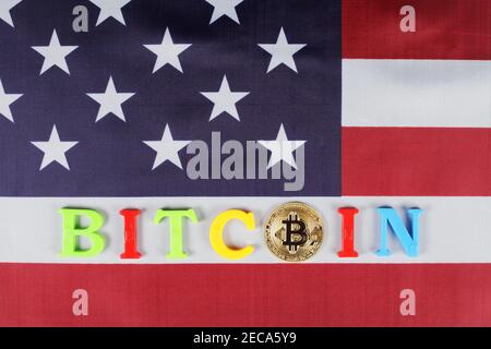 Golden bitcoin, inscription bitcoin sur le drapeau des Etats-Unis, place pour votre texte, sélectif focus, top wiev Banque D'Images