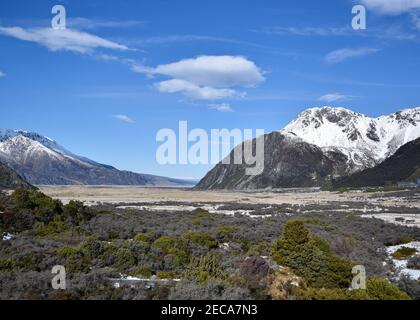 Vue de retour vers le lac Pukaki depuis le village de Mount Cook. Banque D'Images