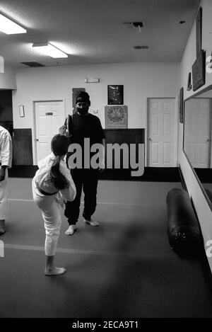 Cette photo d'action est de mon fils et de ses camarades de classe dans une classe de karaté. Karate est un sport physiquement et mentalement stimulant qui renforce l'agilité. Banque D'Images