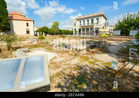 Une description en braille décrivant les ruines anciennes de l'agora romaine d'Athènes, Grèce, lors d'une journée d'été ensoleillée dans la région de Plaka. Banque D'Images