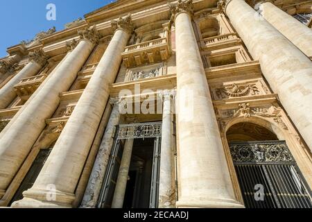 L'entrée principale ou porte portique de la basilique Saint-Pierre dans la Cité du Vatican, à l'intérieur de Rome, en Italie. Banque D'Images