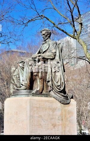 La célèbre statue du chef de l'État ou de Lincoln assise dans le parc Grant de Chicago. Banque D'Images