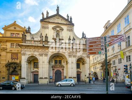 La circulation et les piétons passent par l'église Saint-Salvator, l'une des deux églises du Klementinum, dans la vieille ville de Prague, République tchèque Banque D'Images