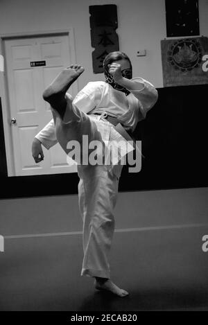 Cette photo d'action est de mon fils et de ses camarades de classe dans une classe de karaté. Karate est un sport physiquement et mentalement stimulant qui renforce l'agilité. Banque D'Images