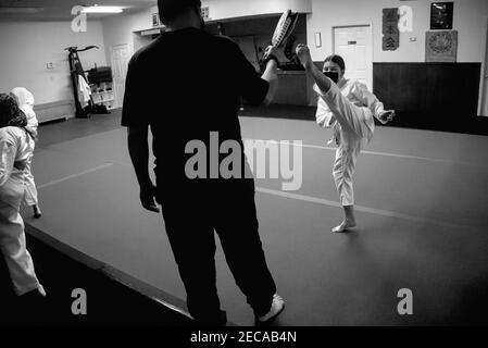 Cette photo d'action est de mon fils et de ses camarades de classe dans une classe de karaté. Karate est un sport physiquement et mentalement stimulant qui renforce l'agilité. Banque D'Images