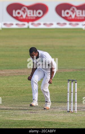 Dhaka, Bangladesh. 13 février 2021. Shannon Gabriel, joueur de cricket des Indes occidentales, célèbre la destitution de Mehidy Hasan Miraz (non illustré) au Bangladesh lors du troisième jour du deuxième match de cricket Test entre les Indes occidentales et le Bangladesh au stade national de cricket Sher-e-Bangla. Crédit : SOPA Images Limited/Alamy Live News Banque D'Images