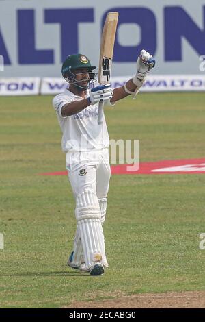 Dhaka, Bangladesh. 13 février 2021. Le joueur de cricket du Bangladesh, Mehidy Hasan Miraz, célèbre après avoir marqué un demi-siècle (50 courses) au cours de la troisième journée du deuxième match de cricket Test entre les Antilles et le Bangladesh au stade national de cricket Sher-e-Bangla. Crédit : SOPA Images Limited/Alamy Live News Banque D'Images