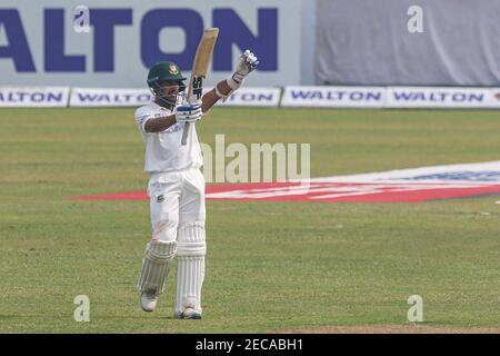 Dhaka, Bangladesh. 13 février 2021. Le joueur de cricket du Bangladesh, Mehidy Hasan Miraz, célèbre après avoir marqué un demi-siècle (50 courses) au cours de la troisième journée du deuxième match de cricket Test entre les Antilles et le Bangladesh au stade national de cricket Sher-e-Bangla. Crédit : SOPA Images Limited/Alamy Live News Banque D'Images