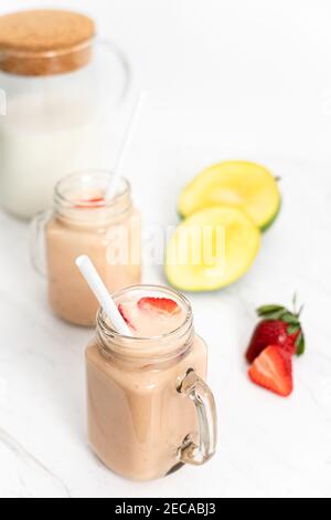 Milkshake aux fruits d'été avec mangue, banane et fraises Banque D'Images