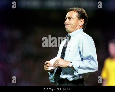 Cologne Allemagne 1.10.1999,, football: 2ème saison Bundesliga 1999/2000, 1. FC Koeln (KOE, rouge) vs Waldhof Mannheim (MHM, bleu) 3:0 - Team Manager, coach Ewald LIENEN (KOE) Banque D'Images